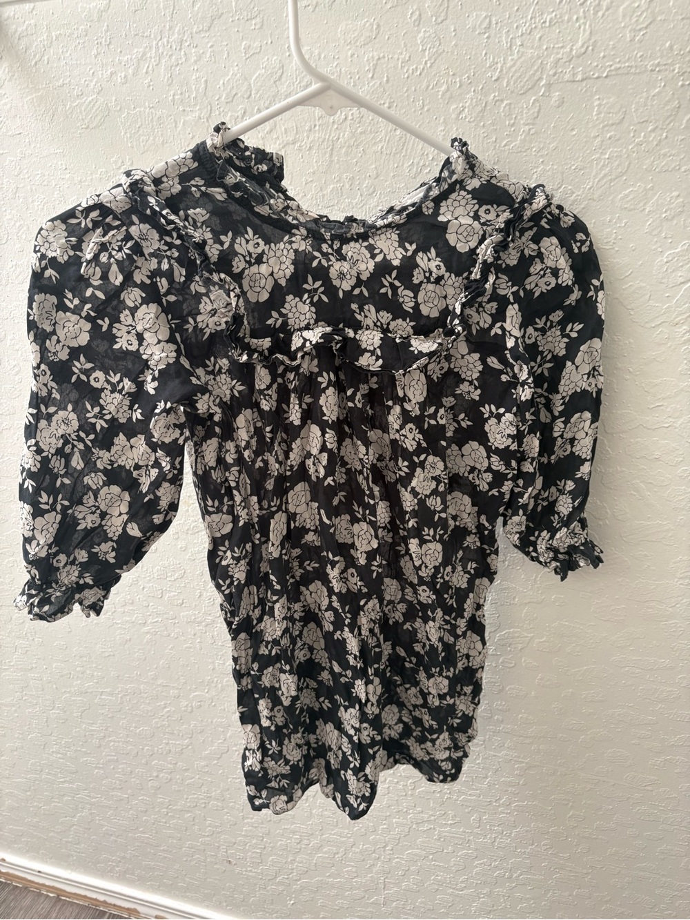 acacia swimwear Black and White Floral Ruffle-Trim Puff Sleeve Top